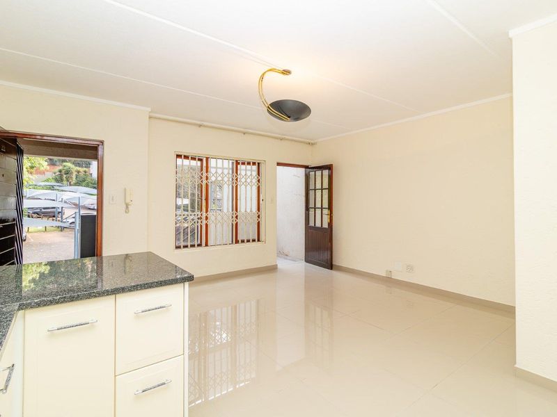 Inviting Top-Floor Apartment – Perfect Lock-Up-and-Go! - Photo 7