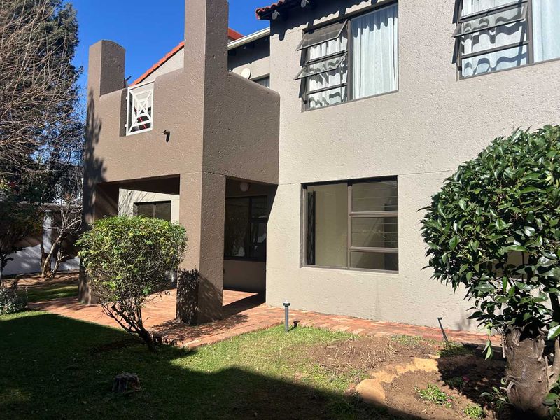 Perfectly located ground floor unit. - Photo 2