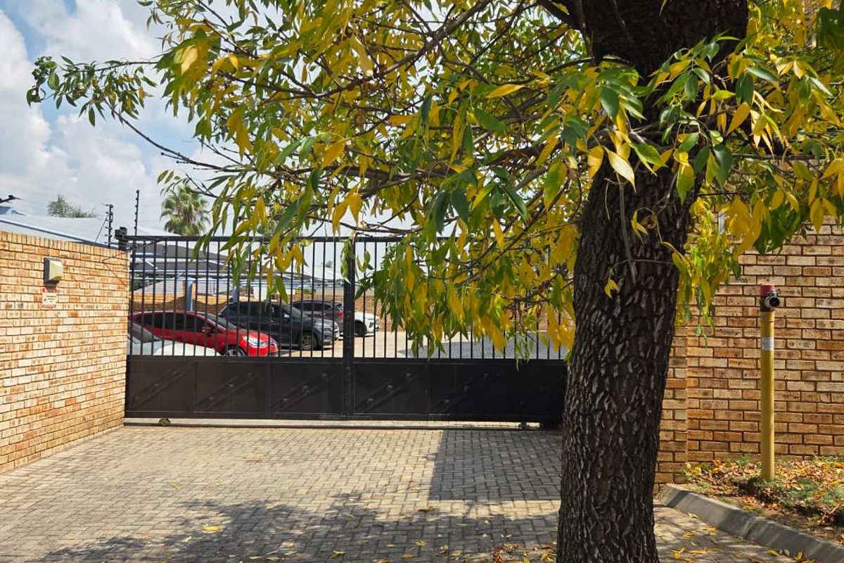 3 BEDROOM MODERN APARTMENT IN ALBERTON NORTH - Photo 2