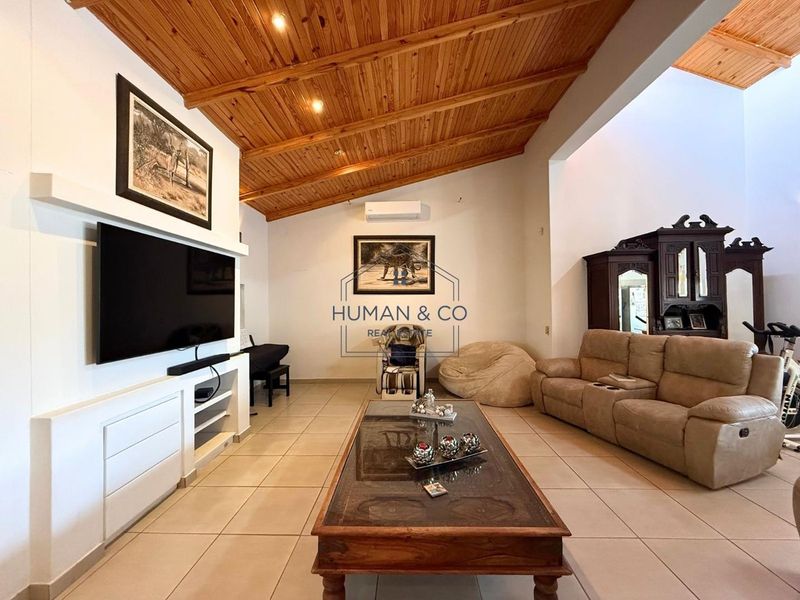 Spacious 4-Bedroom Home with 1 Bedroom Flat in prime Meersig Area - Photo 4