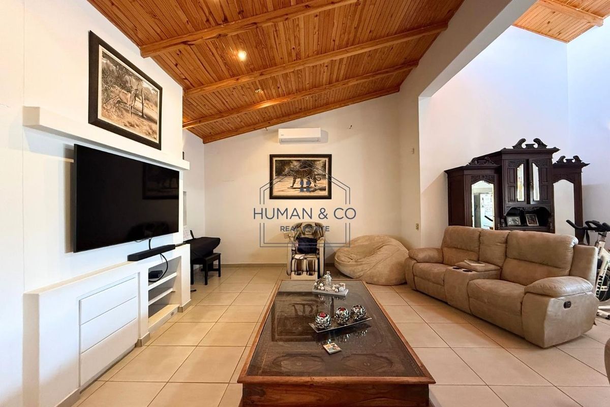 Spacious 4-Bedroom Home with 1 Bedroom Flat in prime Meersig Area - Photo 4