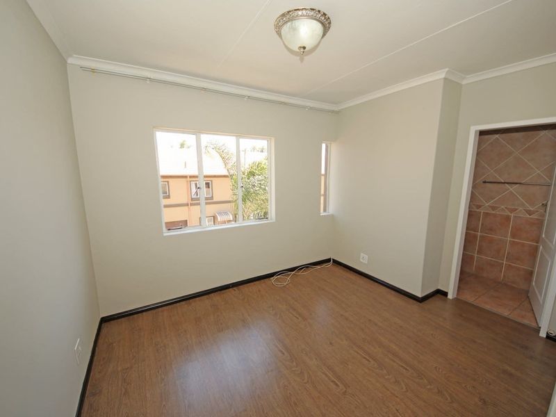 Immaculate 2-Bedroom Duplex in Secure Complex - Photo 10
