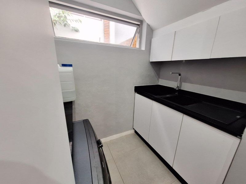 3 Bedroom Pet-Friendly Home with Direct Trail Access in Palm Lakes Estate - Photo 8