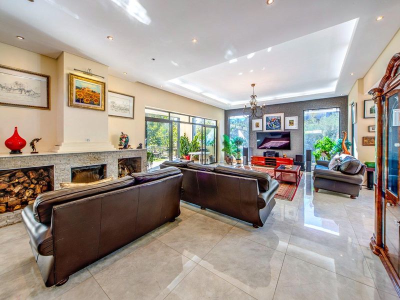 Multi-storey luxurious home in great location - Photo 10