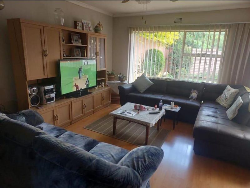 3 Bedroom Townhouse for Sale in Mulbarton - Photo 2