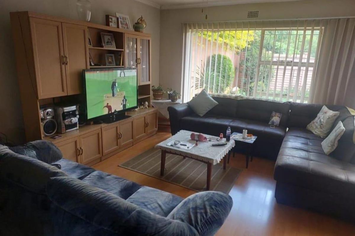 3 Bedroom Townhouse for Sale in Mulbarton - Photo 2