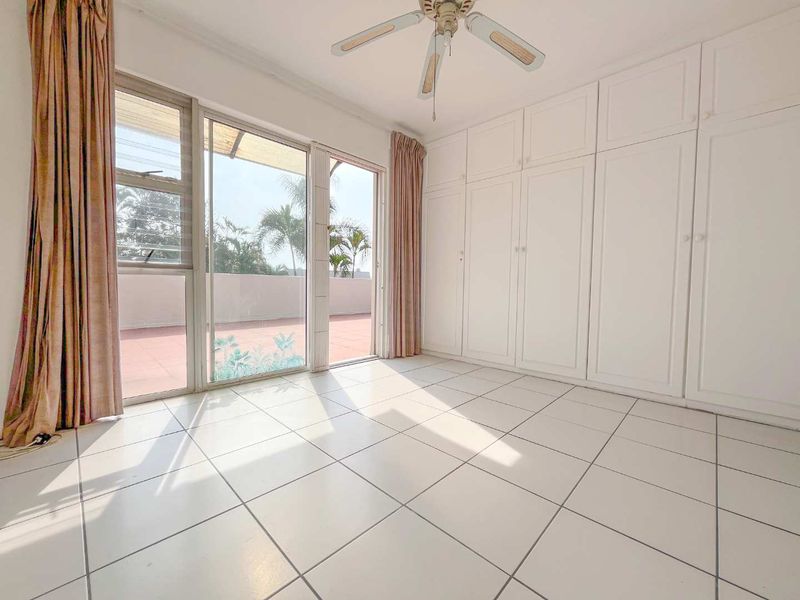 Spacious Umhlanga apartment with seaviews within walking distance to the Beach! - Photo 8