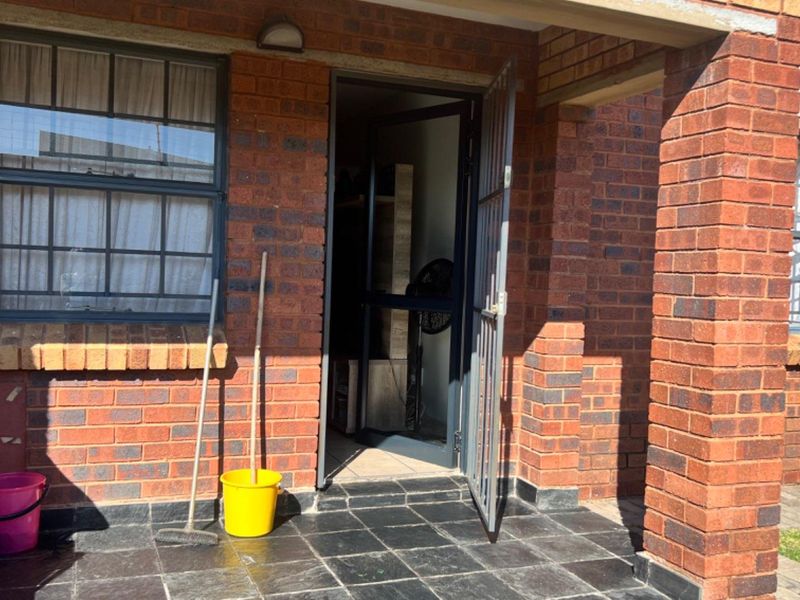Ground Floor Gem: 2 Bedrooms, Private Garden & Kids’ Playground - Photo 8