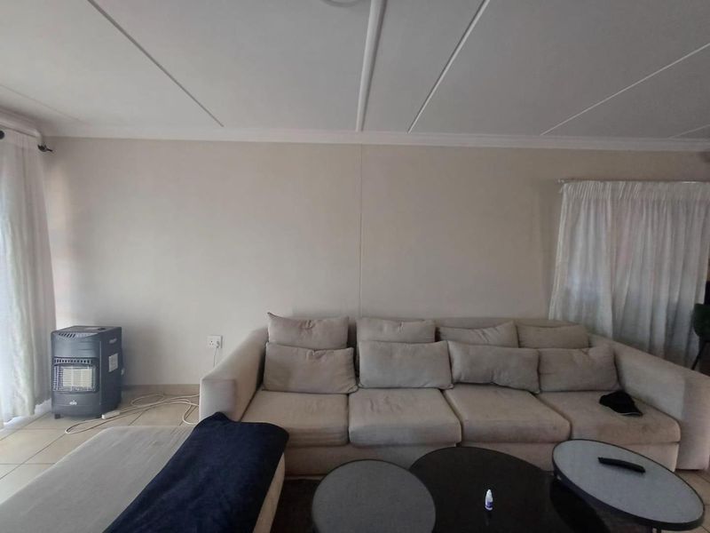 3 Bedroom 2.5 Bathroom For Sale - Photo 5