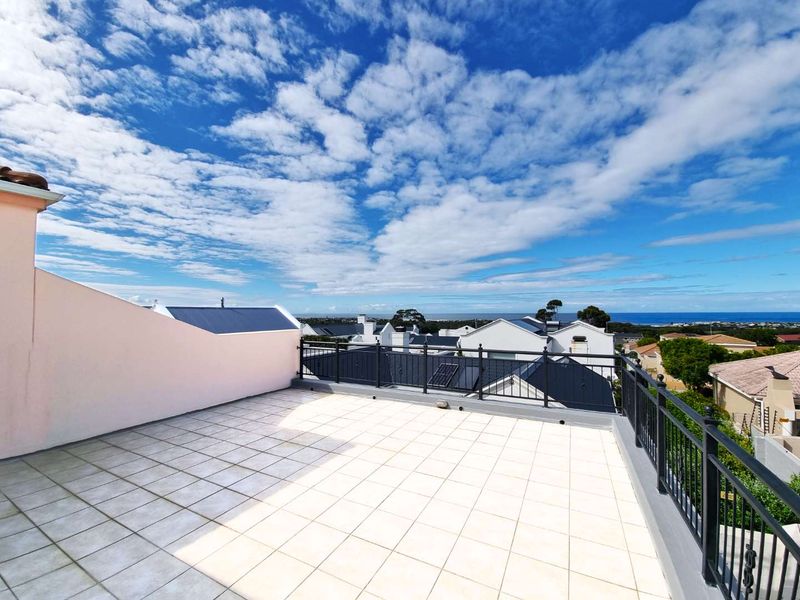 Luxury Family Living with Breathtaking Views - Photo 4