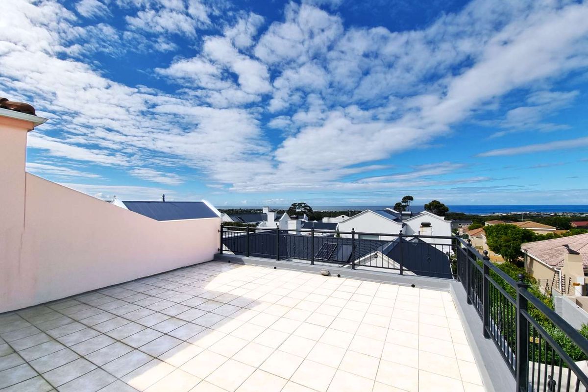 Luxury Family Living with Breathtaking Views - Photo 4