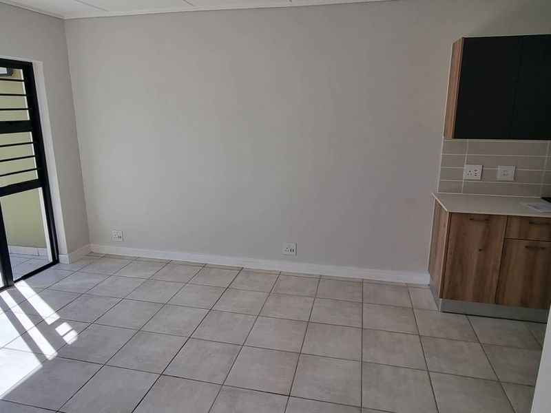 Charming 2-Bedroom Ground Floor Unit for sale - Photo 3