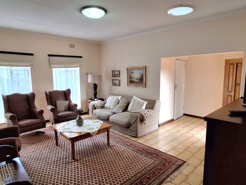 5 Bedroom Property Neat as a Pin!! - Photo 10