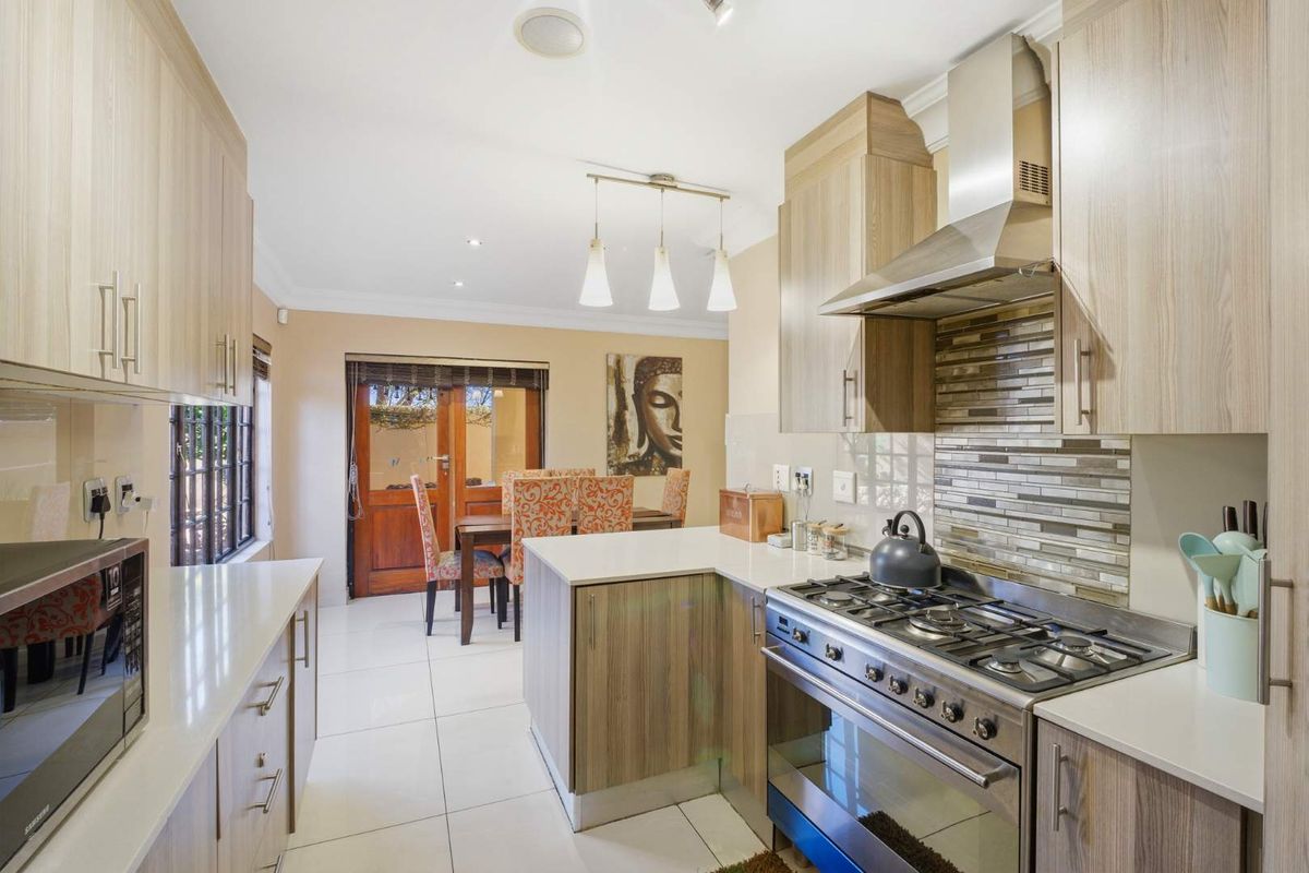 ​Modern Smart Home Masterpiece in Prestigious Lonehill - Photo 3