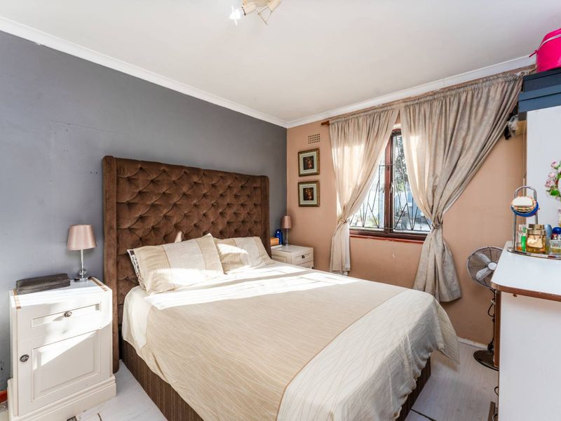 Charming 2 Bedroom Home with Pool in Southfield - Photo 9