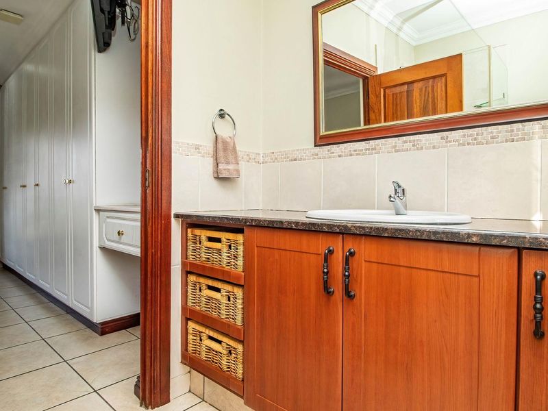 Distinguished Family Residence with Panoramic Views, Flatlet & Solar Power - Photo 7