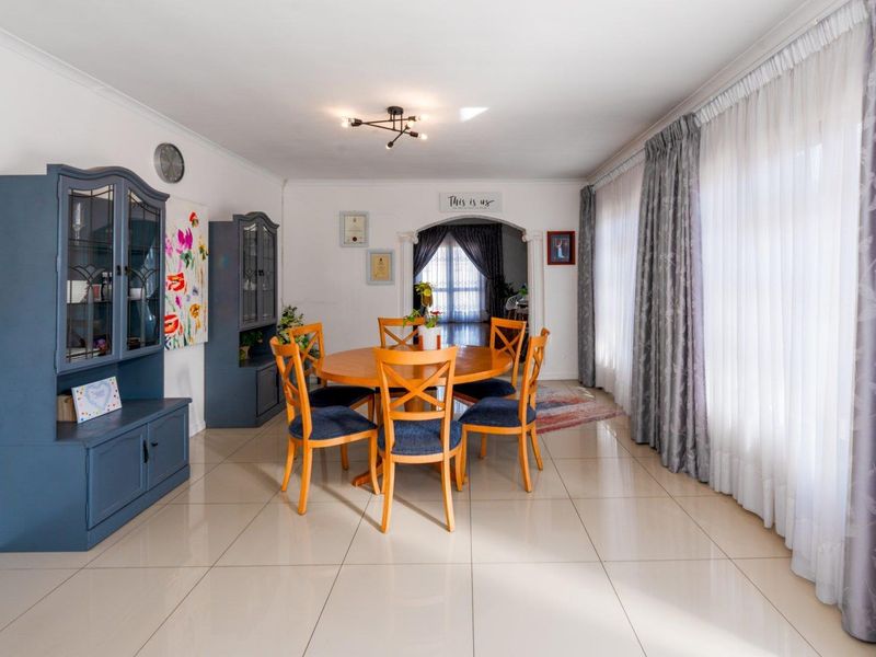 Duel living couldnt be more exciting than this gorgeous family home. - Photo 5