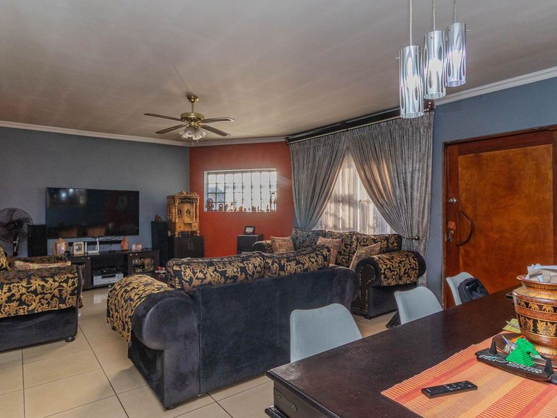 3 Bedroom Gem with Versatile Flatlet! - Photo 3