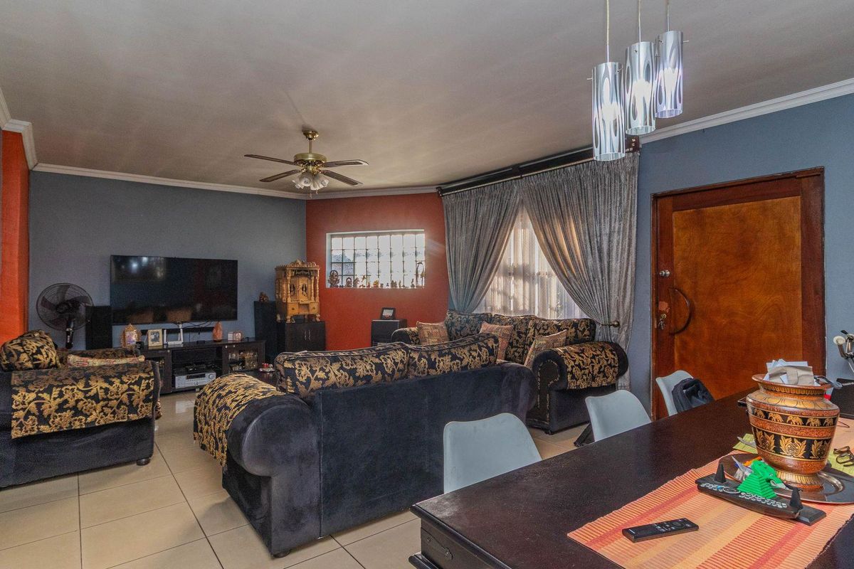 3 Bedroom Gem with Versatile Flatlet! - Photo 3