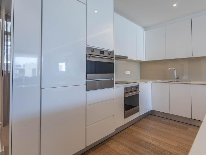 Airbnb Friendly, Two Bedroom Apartment: Prime Location, Modern Design - Photo 5