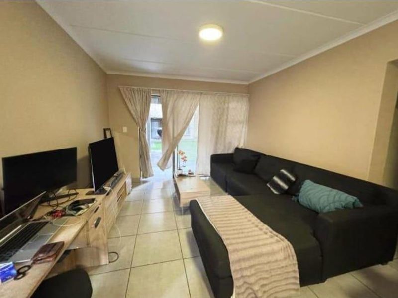 A GROUND FLOOR APARTMENT - Photo 4