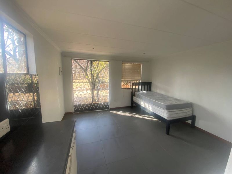 Gorgeous Garden Cottage For rent - Photo 9