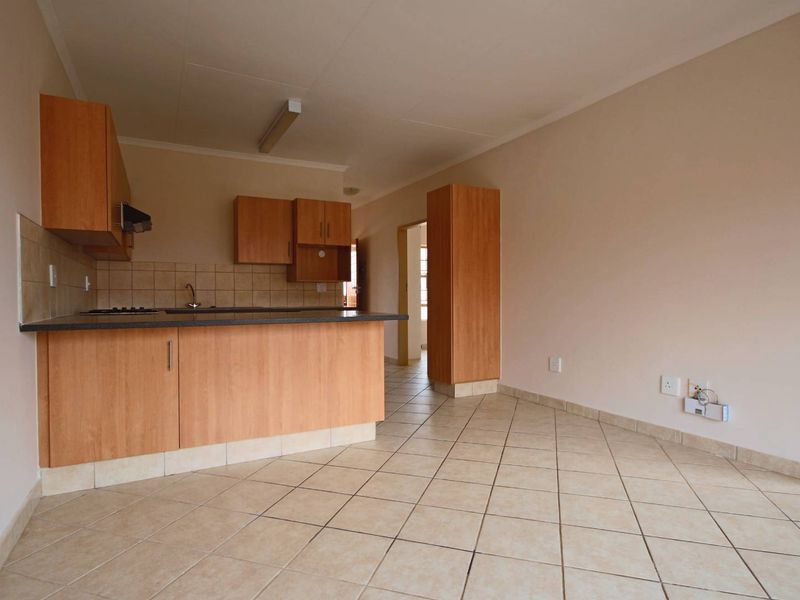 Perfect 2-Bedroom, 1-Bathroom, 1Carport Ground-Floor Apartment - Photo 5