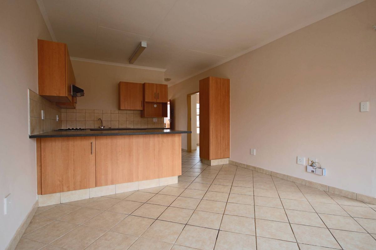 Perfect 2-Bedroom, 1-Bathroom, 1Carport Ground-Floor Apartment - Photo 5