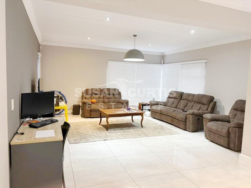 Family Home - Photo 3