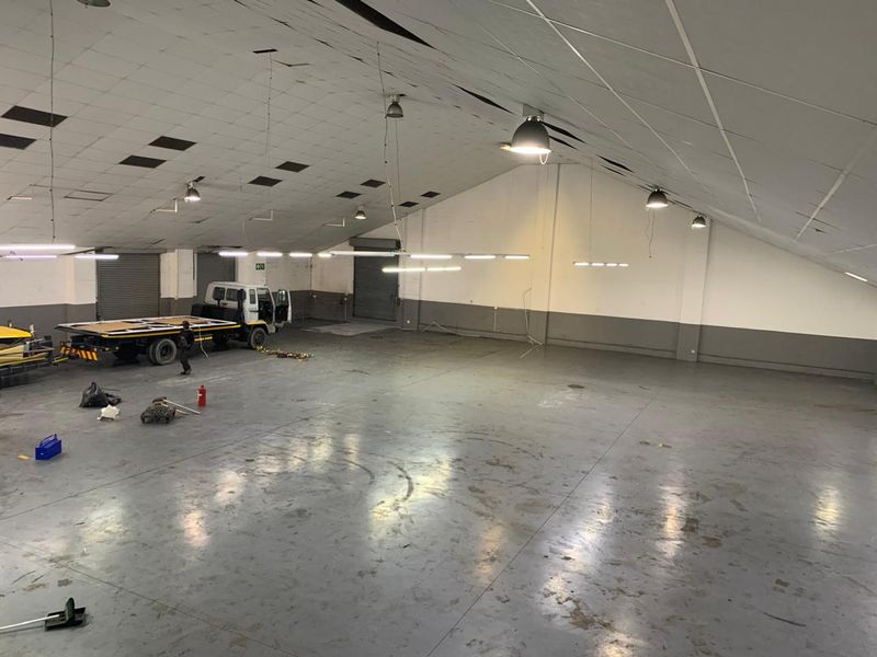 Spacious Warehouse with Air-Conditioned Office & Mezzanine Space - Photo 10