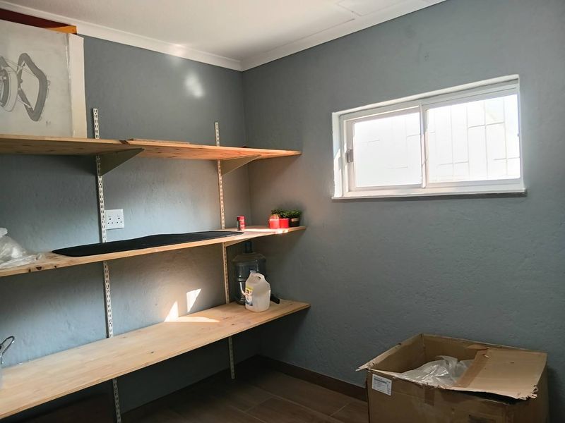 Olympia - Spacious 4 bedroom home to let with huge yard. - Photo 7