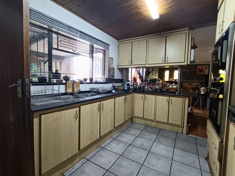 Stunning 3-Bedroom Home with Private Jacuzzi in Fauna - Photo 4