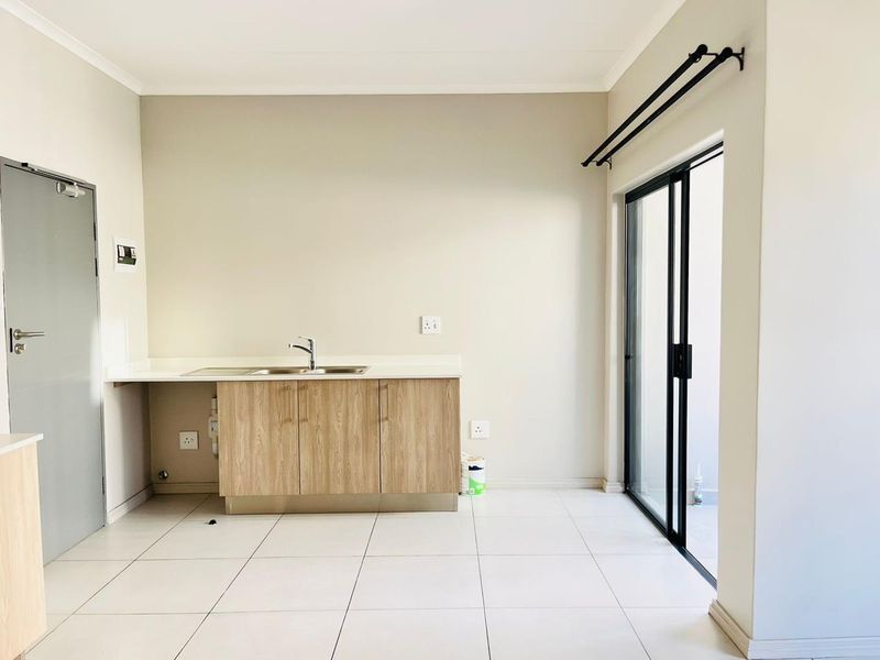 Stylish Midrand 1-Bed: Secure & Convenient - Photo 3