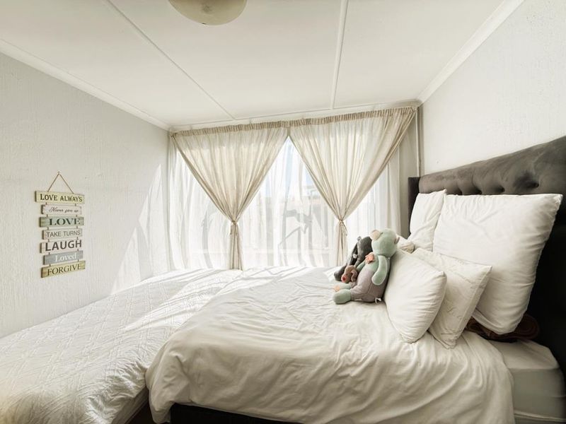 Top-Floor Comfort, Prime Position - Live Where Everything Is Within Reach! - Photo 6