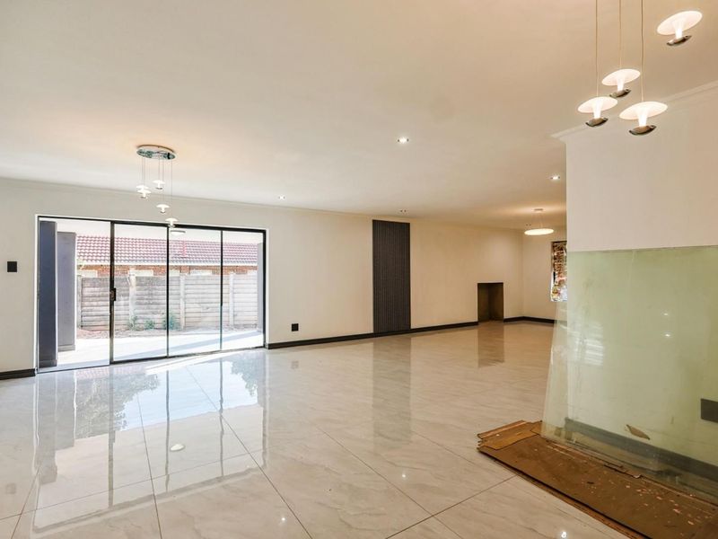 Newly Renovated 6-Bedroom Single-Storey Home with Flatlet – Turnkey Perfection - Photo 4