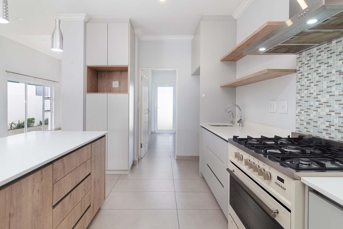 FAMILY HOME IN SAGEWOOD - Photo 5