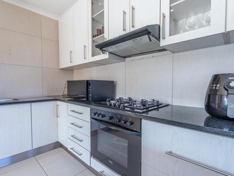 Stylish & Sunny 3-Bedroom Home with Pool – Parklands North - Photo 8