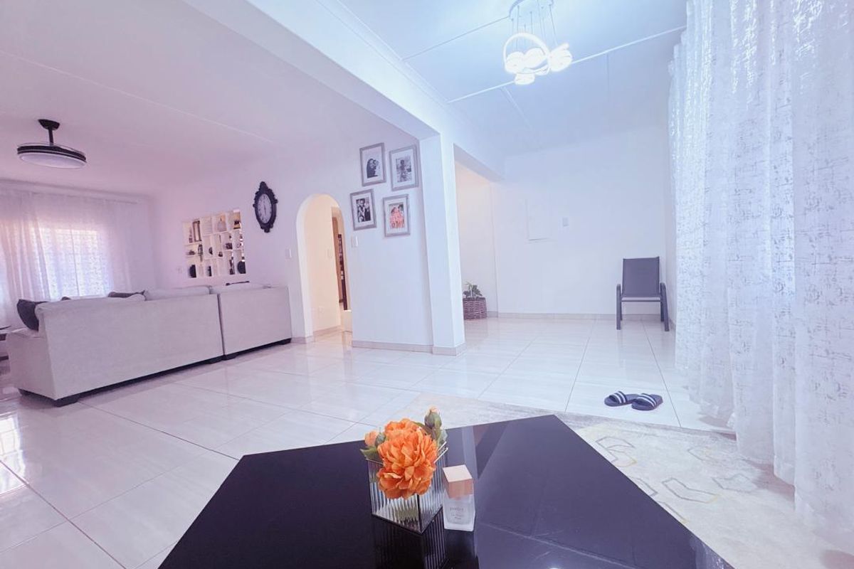 Elegant NEWLY" REVAMPED - Family Home for sale in Tsumeb ext4 - Photo 5
