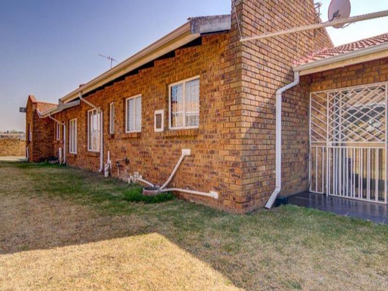 **Charming Two-Bedroom Townhouse for Sale in Norkem Park** - Photo 4