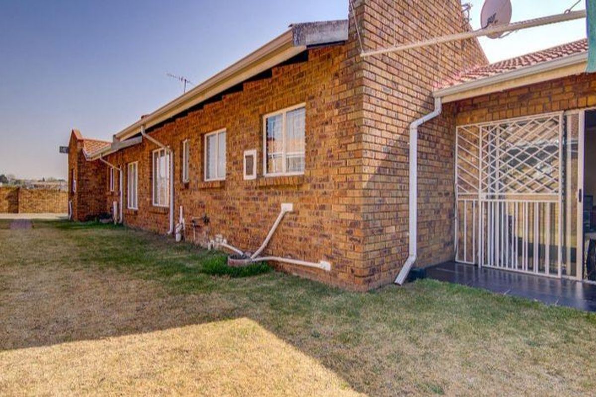 **Charming Two-Bedroom Townhouse for Sale in Norkem Park** - Photo 4