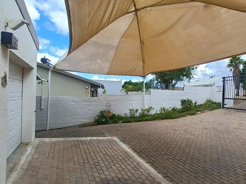 OLYMPIA - Versatile Family Home with Flat & Indoor Pool N$4 990 000 - Photo 6