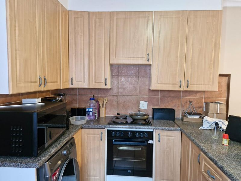 Modern 3-Bedroom Ground Floor Unit with Private Garden - Photo 6