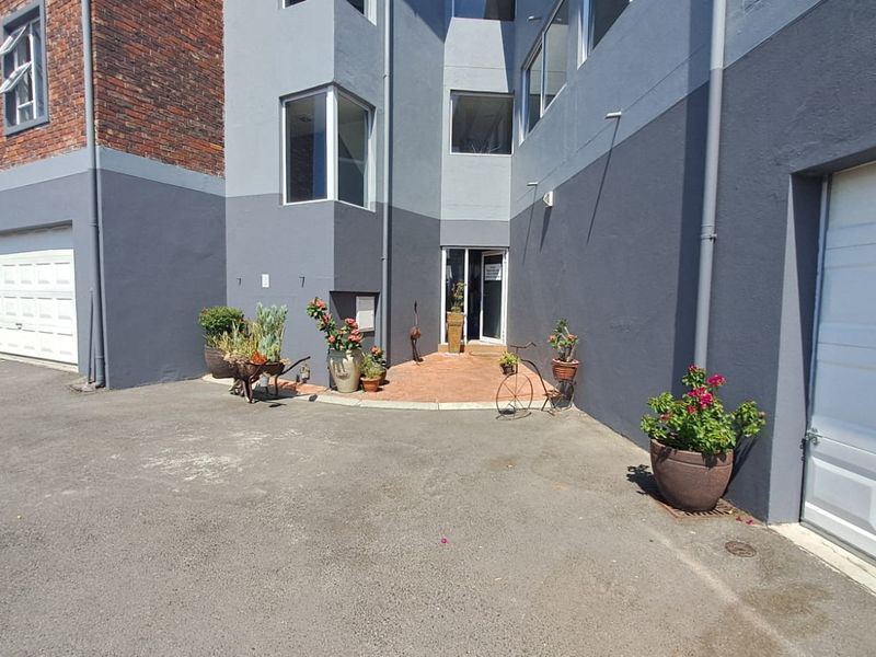Sunny Spacious two bedroom first floor apartment - Photo 4