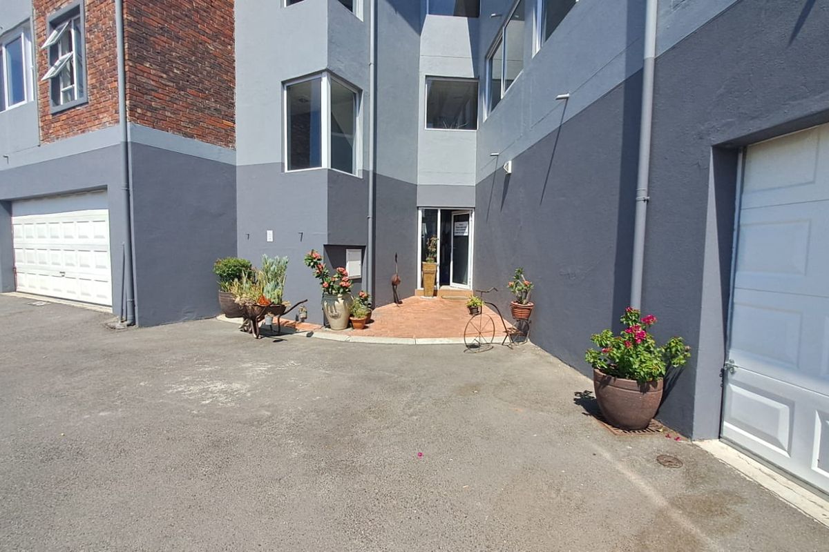 Sunny Spacious two bedroom first floor apartment - Photo 4