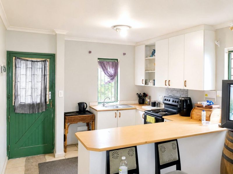 Three-bedroom Home with mountain views and flatlet potential - Photo 2