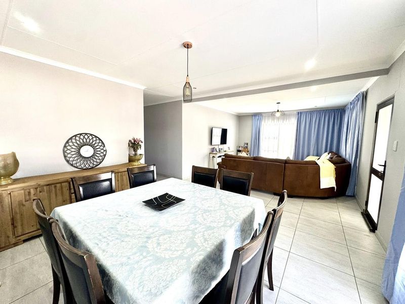 4 Bedroom House For Sale in Elisenheim - Photo 8