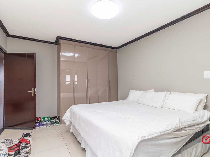 Luxury Apartment with Tenant in Prime Location - Photo 2