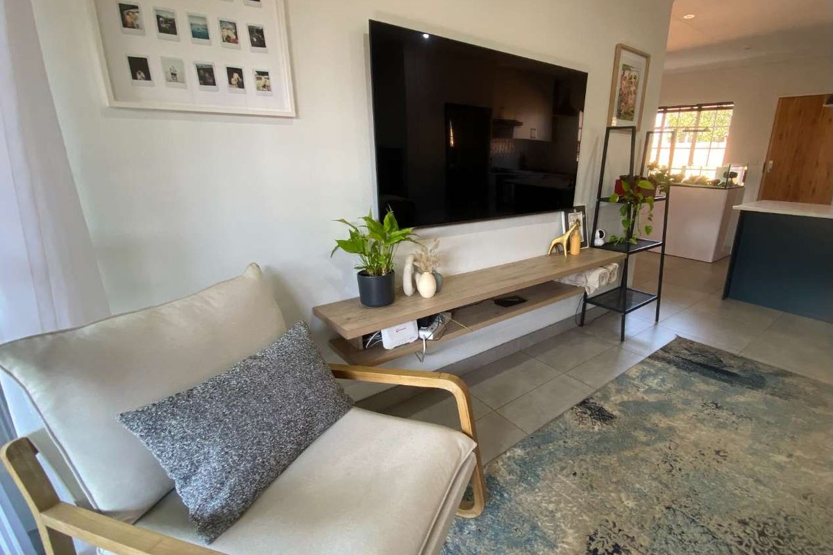 2 Bedroom Townhouse for rent in Highveld Estate. - Photo 3