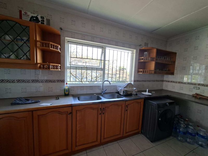 3 Bedroom house with flatlet in a tranquil Shall Cross Suburb - Photo 6