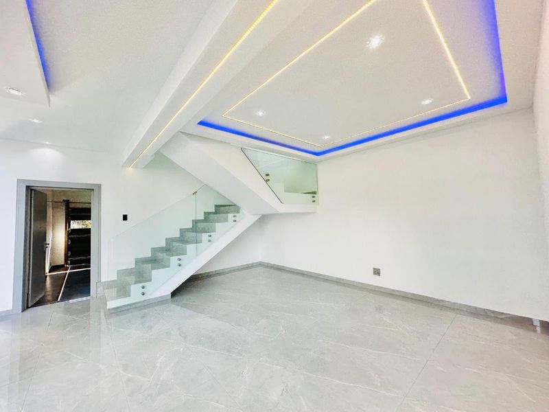 Stunning Newly Built 5-Bedroom Dream Home with Modern Luxury and Space. - Photo 7